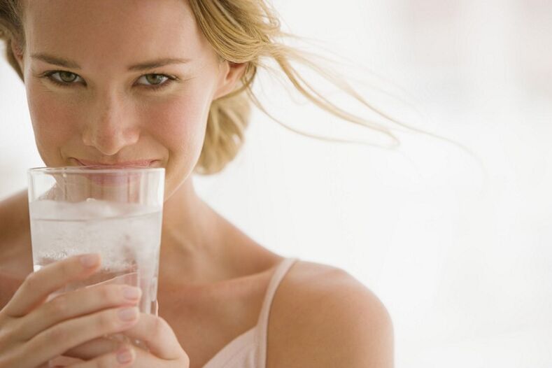 The girl gradually prepares the body for drinking water to avoid unpleasant consequences