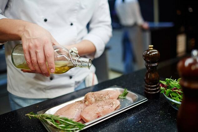 he eats chicken and olive oil on a ketogenic diet